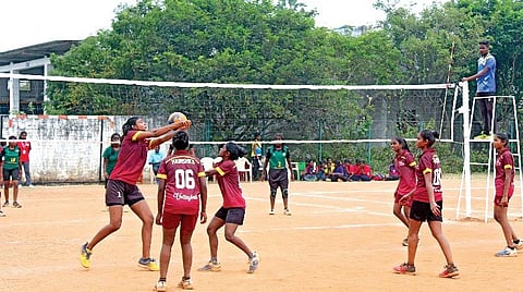 பள்ளிகளுக்கு இடையிலான வாலிபால் போட்டியின் அரை இறுதி ஆட்டத்தில் கில்நகர் டிஏவி அணிக்கு எதிரான ஆட்டத்தில் பந்தை திருப்பும் கண்ணகி நகர் அரசு பெண்கள் மேல்நிலை பள்ளி வீராங்கனை.