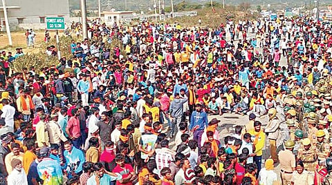எருது விடும் விழாவுக்கு அனுமதி அளிப்பதில் தாமதம் ஏற்பட்டதால், சூளகிரி அருகே கிருஷ்ணகிரி - பெங்களூரு  தேசிய நெடுஞ்சாலையில் மறியலில் ஈடுபட்ட இளைஞர்கள் மற்றும்  பொதுமக்கள்.