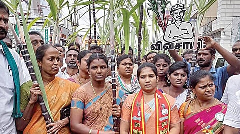 ஈரோடு கிழக்கு தொகுதியில் வேட்பு மனு தாக்கல் செய்வதற்காக கட்சி நிர்வாகிகளுடன் ஊர்வலமாக வந்த நாம் தமிழர் கட்சி வேட்பாளர் மேனகா நவநீதன்.