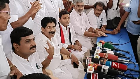 ஈரோடு கிழக்குத் தொகுதி ஓபிஎஸ் ஆதரவு வேட்பாளருக்கான தேர்தல் பணிமனையை திறந்து வைத்து முன்னாள் அமைச்சர் கு.ப.கிருஷ்ணன் பேட்டியளித்தார்