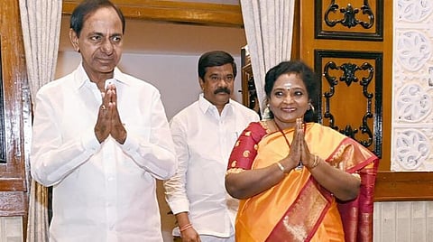 தெலங்கானா பட்ஜெட் கூட்டத்தொடரின் முதல் நாள் கூட்டத்தில் உரையாற்ற வந்த ஆளுநர் தமிழிசை சவுந்தரராஜனை முதல்வர் சந்திரசேகர ராவ் வரவேற்று அழைத்துச் சென்றார்.படம்: பிடிஐ