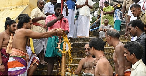 கும்பகோணம் சுவாமிமலை தைப்பூச தீர்த்தவாரியில் அஸ்ரத் தேவருக்கு 21 வகையான மங்கலப் பொருட்களால் அபிஷேகம் செய்யப்பட்டது