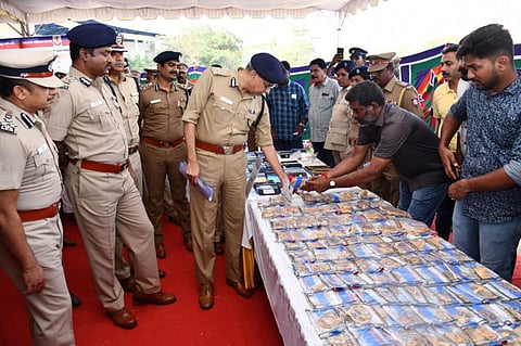 சென்னையில் குற்ற வழக்குகளில் மீட்கப்பட்ட 53.2 கிலோ தங்க நகைகள் உரிமையாளர்களிடம் ஒப்படைப்பு 