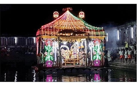 காஞ்சிபுரம் ஏகாம்பரதர் கோயிலில் தைப்பூசத்தையொட்டி நடைபெற்ற தெப்ப உற்சவம். சிறப்பு அலங்காரத்தில் ஏகம்பரநாதர், ஏலவார் குழலி.