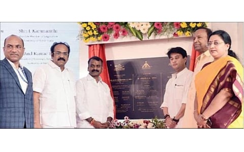 சென்னை விமான நிலையத்தில் பன்னடுக்கு வாகன நிறுத்துமிடத்தை மத்திய சிவில் விமான போக்குவரத்து துறை அமைச்சர் ஜோதிராதித்யா சிந்தியா நேற்று திறந்து வைத்தார். உடன் மத்திய தகவல் ஒலிபரப்புத் துறை இணை அமைச்சர் எல்.முருகன், எம்பி.க்கள் டி.ஆர்.பாலு, டாக்டர் கனிமொழி என்விஎன்.சோமு, தமிழக தொழில்துறை அமைச்சர் தங்கம் தென்னரசு, விமான நிலையங்கள் ஆணைய தலைவர் சஞ்சீவ்குமார்.படம்:  எம்.முத்துகணேஷ்