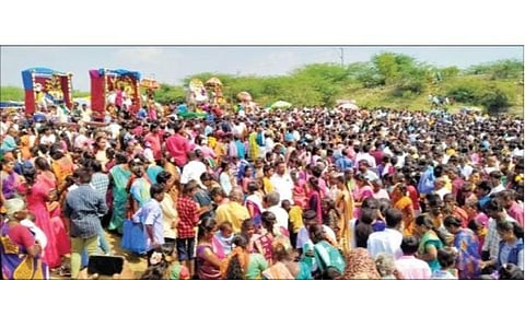 புதுக்கோட்டை வெள்ளாற்றங்கரையில் நேற்று நடைபெற்ற 6 கோயில் சுவாமிகளின் தைப்பூச தீர்த்தவாரி உற்சவத்தில் பங்கேற்றோர்.
