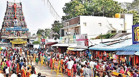 தைப்பூச திருநாளை ஒட்டி, சென்னை வடபழனி முருகன் கோயிலில் சுவாமி தரிசனம் செய்ய நேற்று காலைமுதல் நீண்ட வரிசையில் காத்திருந்த பக்தர்கள். | படம்: ம.பிரபு |