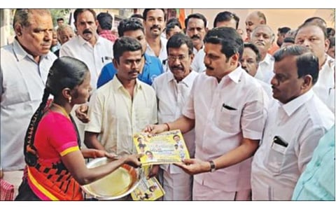 ஈரோடு கிழக்கு தொகுதிக்குட்பட்ட 16-வது வார்டு, வீரப்பன்சத்திரம் பகுதியில், காங்கிரஸ் வேட்பாளர் ஈவிகேஎஸ் இளங்கோவனை ஆதரித்து,  மின்சாரத் துறை அமைச்சர் வி.செந்தில்பாலாஜி பிரச்சாரம் மேற்கொண்டார்.