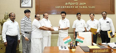 முதல்வரிடம் அறிக்கை சமர்பித்த குழுவினர்