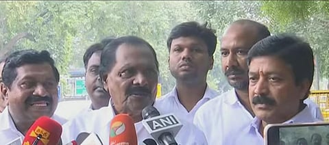 செய்தியாளர்களிடம் பேசிய தமழ்மகன் உசேன் மற்றும் சிவிசண்முகம்