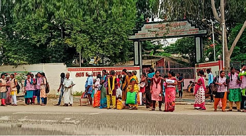 ராஜபாளையம் அரசு மகப்பேறு மருத்துவமனை முன்பு தற்காலிக பேருந்து நிறுத்தத்தால் போக்குவரத்து நெரிசல்