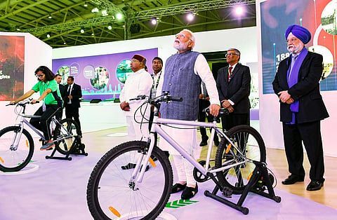 இந்திய எரிசக்தி வாரவிழா கண்காட்சியை பெங்களூருவில் நேற்று பிரதமர் நரேந்திர மோடி தொடங்கிவைத்துப் பார்வையிட்டார். கர்நாடக மாநில ஆளுநர் தாவர்சந்த் கெலாட், மத்திய அமைச்சர் எச்.எஸ். புரி உடன் உள்ளனர். படம்: பிடிஐ