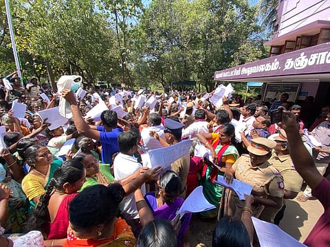 தஞ்சாவூர் கோட்டாட்சியர் அலுவலகத்தில் இன்று இலவச வீ்ட்டுமனைப் பட்டா கேட்டு குவிந்த பொதுமக்கள். ஓரே நேரத்தில் மனு கொடுக்க முயன்றதால் பரபரப்பாக காணப்பட்டது.  | படம்: ஆர்.வெங்கடேஷ்