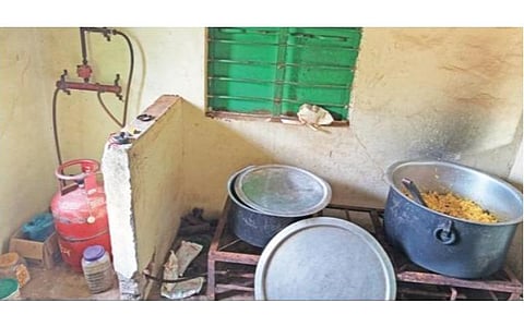 400 மாணவர்களைக் கொண்ட அரசு மேல்நிலைப் பள்ளி ஒன்றில், தங்கள் சொந்த பணத்தை கூடுதலாக போட்டு, கேஸ் சிலிண்டரைக் கொண்டு சமைக்கின்றனர்.