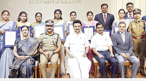 தமிழக காவல் துறையில் டிஎஸ்பிக்களாக பணி நியமன ஆணை பெற்ற  17 பேருடன் முதல்வர் மு.க.ஸ்டாலின். உடன் தலைமைச் செயலர் வெ.இறையன்பு, உள்துறை செயலர் பணீந்திரரெட்டி, டிஜிபி சைலேந்திர பாபு, தமிழ்நாடு சீருடைப் பணியாளர் தேர்வு வாரியத்தின் தலைவர் சீமா அகர்வால் மற்றும் உயர் அதிகாரிகள்.