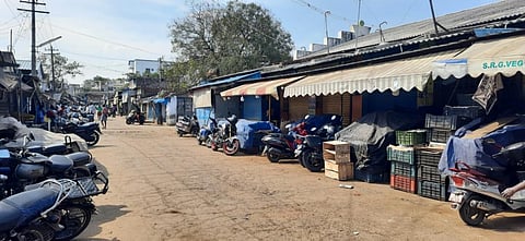 தினசரி சந்தையை இடம்மாற்றும் விவகாரம் | கோவில்பட்டியில் வியாபாரிகள் கடையடைப்பு