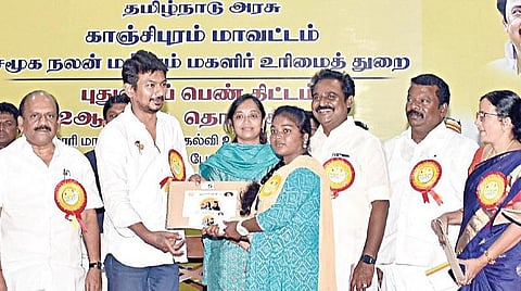 காஞ்சிபுரத்தில் மாணவிகளுக்கு 2-ம் கட்டமாக கல்வி உதவித் தொகை வழங்கும் ‘புதுமைப் பெண்’ திட்டத்தை தொடங்கி வைக்கிறார்  அமைச்சர் உதயநிதி ஸ்டாலின். உடன் அமைச்சர் தா.மோ.அன்பரசன், ஆட்சியர் மா.ஆர்த்தி.