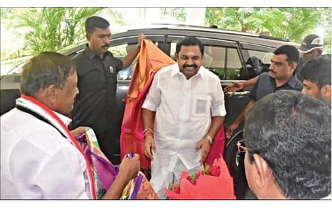 ஈரோடு கிழக்கு தொகுதி இடைத்தேர்தல் தொடர்பாக, தேர்தல் பணிக்குழுவினருடன் ஆலோசனை மேற்கொள்ள ஈரோடு வந்த எதிர்க்கட்சித் தலைவர் பழனிசாமிக்கு, வேட்பாளர் தென்னரசு வரவேற்பு அளித்தார்.
