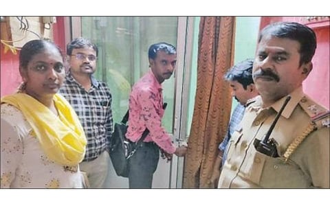 ஊத்துக்குளியில் போலி மருத்துவர் கைது: கிளினிக்குக்கு ‘சீல்’ வைத்த அதிகாரிகள்