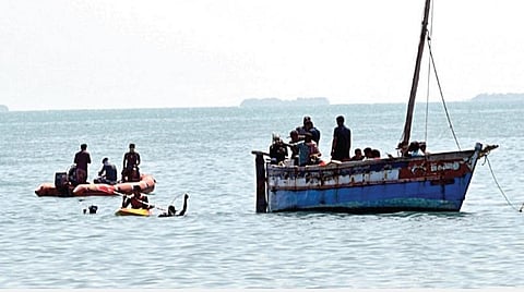மண்டபம் தெற்கு மன்னார் வளைகுடா கடலில் கடத்தல்காரர்கள் தூக்கி எறிந்த தங்கத்தை தேடும் பணியில் ஈடுபட்ட கடலோர காவல்படையினர்.