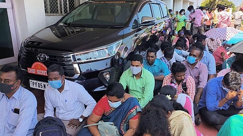 உதவியாளர் தேர்வு விவகாரம்: புதுச்சேரி அமைச்சக ஊழியர்களின் முற்றுகையால் 2 மணி நேரம் ‘சிக்கிய’ தலைமைச் செயலரின் கார்