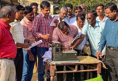 தஞ்சை மாவட்டம் அருள்மொழிப்பேட்டை நெல் கொள்முதல் நிலையத்தில்  நெல்லின் ஈரப்பதம் குறித்து ஆய்வு செய்த  மத்திய குழுவினர் |  படங்கள்: ஆர்.வெங்கடேஷ்