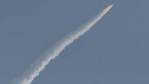 3 செயற்கைக்கோள்களுடன் வெற்றிகரமாக விண்ணில் பாய்ந்தது எஸ்எஸ்எல்வி டி-2 ராக்கெட்: இஸ்ரோ பெருமிதம்