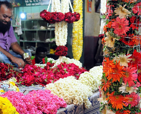 சேலம் | சிவராத்திரி விழாவை முன்னிட்டு பூக்கள் விலை உயர்வு: குண்டு மல்லி கிலோ ரூ.1,600க்கு விற்பனை