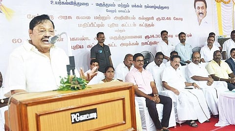 வேலூர் மாவட்டம் சேர்க்காட்டில் அரசு கலை மற்றும் அறிவியல் கல்லூரி ரூ.12.46 கோடி மதிப்பீட்டில் புதிய கட்டிடம் கட்டுதல், 60 படுக்கைகள் கொண்ட அரசு மருத்துவமனை ரூ. 14.30 கோடி மதிப்பீட்டில் புதிய கட்டிடம் கட்ட அமைச்சர் துரைமுருகன் நேற்று அடிக்கல் நாட்டி வைத்து பேசினார். அருகில், உயர்கல்வித்துறை அமைச்சர் பொன்முடி, ஆட்சியர் குமாரவேல் பாண்டியன், நாடாளுமன்ற உறுப்பினர் ஜெகத்ரட்சகன், குடியாத்தம் சட்டப்பேரவை உறுப்பினர்  அமலு விஜயன் உள்ளிட்டோர். | படம்: வி.எம்.மணிநாதன் |