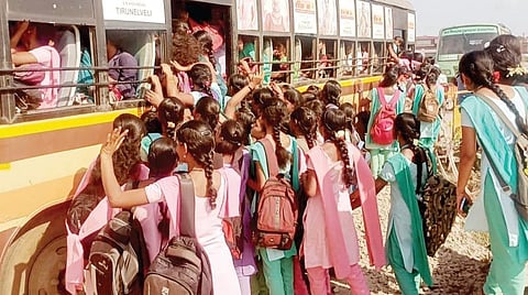 திருநெல்வேலி | பேருந்து படிக்கட்டில் மாணவியர் ஆபத்தான பயணம்: கல்லூரி மீது போக்குவரத்து கழகம் குற்றச்சாட்டு