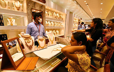 ரூ.43 ஆயிரத்துக்கும் கீழ் தங்கம் விலை குறைந்தது