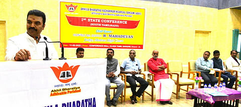 மதுரையில் அகில இந்திய வழக்கறிஞர் சங்க மாநில மாநாட்டில் பேசுகிறார் உயர் நீதிமன்ற நீதிபதி ஆர்.மகாதேவன். படம்: எஸ்.கிருஷ்ணமூர்த்தி. 