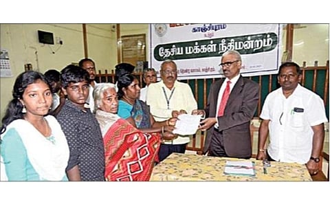 விபத்து வழக்கில் பயனாளிக்கு ரூ.73 லட்சத்துக்கான காசோலையை வழங்குகிறார் காஞ்சிபுரம் மாவட்ட நீதிபதி (பொ) பி.சிவஞானம்.