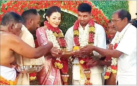 பட்டுக்கோட்டை அருகே மதுக்கூரில் நேற்று தமிழ் முறைப்படி திருமணம் செய்து கொண்ட பிரபாகரன்- அல்பினால்.