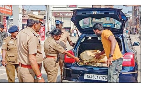 தஞ்சாவூர் பழைய பேருந்து நிலையம் அருகே நேற்று வாகன சோதனையில் ஈடுபட்ட போலீஸார்.