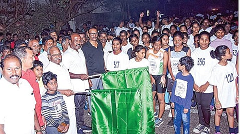 பொது போக்குவரத்தை வலுப்படுத்தி பாதுகாப்பதற்கான விழிப்புணர்வு மாரத்தான் போட்டி சென்னை பெசன்ட் நகரில் நேற்று நடந்தது. சுகாதாரத் துறை அமைச்சர் மா.சுப்பிரமணியன், சிஐடியு மாநில தலைவர் அ.சவுந்தரராசன் உள்ளிட்டோர் பங்கேற்றனர். படம்: பு.க.பிரவீன்