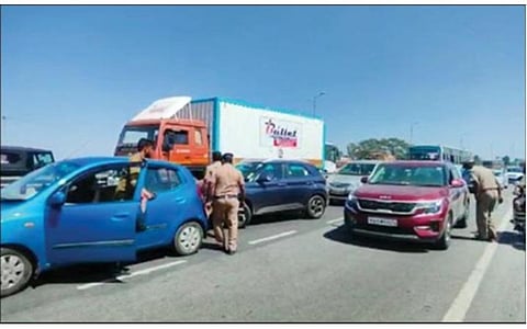தமிழக எல்லையில் உள்ள ஓசூர் ஜுஜுவாடியில் டிஎஸ்பி பாபு பிரசாந்த் தலைமையில் வாகனத் தணிக்கையில் ஈடுபட்ட போலீஸார்.