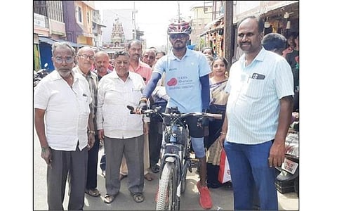 பிளாஸ்டிக் மறுசுழற்சியை வலியுறுத்தி,  இந்தியா முழுவதும் சைக்கிள் பயணம் மேற்கொண்டுள்ள ஆந்திரா இளைஞருக்கு தேன்கனிக்கோட்டையில் வரவேற்பு அளிக்கப்பட்டது.