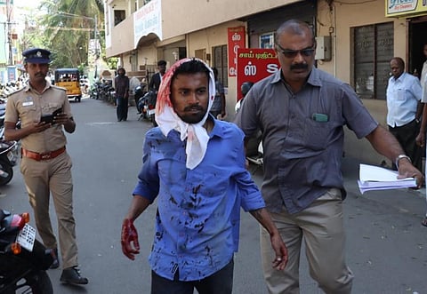 வெட்டப்பட்டதில் படுகாயமடைந்த மனோஜை சிகிச்சைக்காக அழைத்துச் சென்ற போலீஸார்.  |  படம் : ஜெ.மனோகரன்.