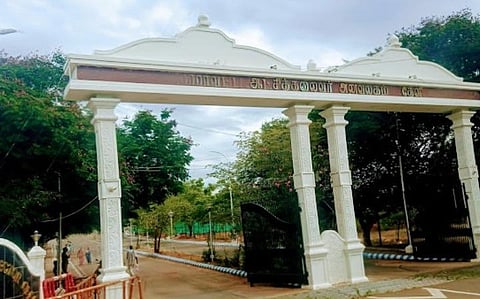 தேனி | பிச்சை எடுத்து சாலையை சீரமைக்க நிதி திரட்டியவரை எச்சரித்த போலீஸார்