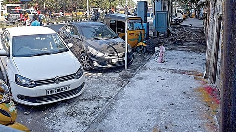 சென்னை ஓமந்தூரார் அரசு மருத்துவக் கல்லூரி எதிரே வாலாஜா சாலையோரம் சிறுநீர் கழித்தும், குப்பைகள் கொட்டியும் அசுத்தமாக இருந்தது. இதுகுறித்து ‘இந்து தமிழ் திசை’ நாளிதழில் நேற்று முன்தினம் செய்தி வெளியானது. அதன் எதிரொலியாக, ஒரே நாளில் அந்த இடத்தை தூய்மைப்படுத்தியுள்ள மாநகராட்சி நிர்வாகம். படம்: ம.பிரபு