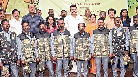 தமிழக வனத் துறையில் பணியாற்றும் யானைப் பாகன்கள், உதவியாளர்கள் 13 பேருக்கு யானை வளர்ப்பு தொடர் பாக தாய்லாந்தில் சிறப்பு பயிற்சி அளிக்கப்பட்டது. பயிற்சி முடித்து திரும்பிய அவர்களுக்கு, வண்டலூர் உயிரியல் பூங்காவில் பாராட்டு விழா நடத்தப்பட்டது. அவர்களை பாராட்டி சான்றிதழ்களை வனத் துறை அமைச்சர் மதிவேந்தன் வழங்கினார். உடன், துறை செயலர் சுப்ரியா சாஹு மற்றும் அதிகாரிகள். படம்: எம்.முத்துகணேஷ்