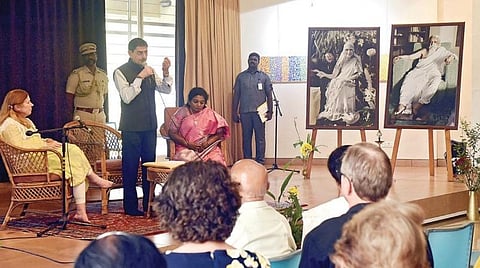 ﻿ஸ்ரீ அரவிந்தரின் 150வது பிறந்தநாள் கொண்டாட்டத்தின் ஒரு பகுதியாக, புதுச்சேரியை அடுத்துள்ள தமிழகப் பகுதியான ஆரோவில்லில் அறிவியல், ஆன்மிகம் மற்றும் மனித எழுச்சி பற்றிய மூன்று நாள் மாநாடு நேற்று தொடங்கியது. இதில், தமிழக ஆளுநர் ஆர்.என்.ரவி பேசினார். உடன் ஆளுநர்  தமிழிசை உள்ளிட்டோர். படம்: எம்.சாம்ராஜ்