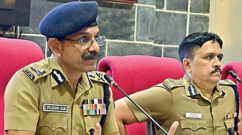 சென்னையில் நேற்று வங்கி அதிகாரிகளுடன் ஆலோசனை நடத்திய டிஜிபி சைலேந்திர பாபு, சட்டம்-ஒழுங்கு கூடுதல் டிஜிபி சங்கர்.