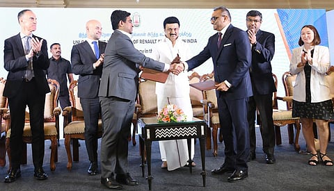 முதல்வர் ஸ்டாலின் முன்னிலையில், தமிழக அரசு - ரெனால்ட் நிஸான் இடையே புரிந்துணர்வு ஒப்பந்தம் கையெழுத்தானது. உடன், வர்த்தக துறை செயலர் கிருஷ்ணன், வழிகாட்டி நிறுவன மேலாண்மை  இயக்குநர் விஷ்ணு,ஜப்பான், பிரான்ஸ் துணை தூதர்கள் மாசாயுகி,  பர்ரே, நிஸான் மோட்டார்ஸ் தலைவர் கார்டியர், சிஇஓ அஸ்வினி குப்தா, இந்தியா ஆபரேஷன்ஸ் தலைவர் டாரஸ், ரெனால்ட் இந்தியா மேலாண்மை இயக்குநர் வெங்கட் மிலாபாலே.