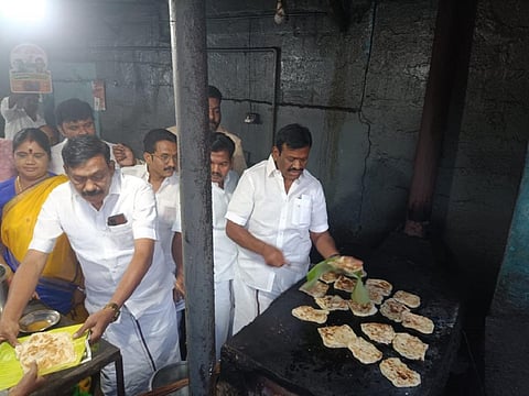 தேர்தல் பிரச்சாரத்தில் புரோட்டா போடும் அமைச்சர் நாசர்