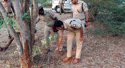 துப்பாக்கிச்சூடு சம்பவம் நடந்த பகுதியில் விசாரணை நடத்தும் துணை ஆணையர் சந்தீஷ் உள்ளிட்ட போலீஸார்