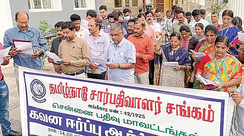 சென்னை நந்தனத்தில் உள்ள ஒருங்கிணைந்த வணிகவரித் துறை மற்றும் பதிவுத் துறை அலுவலக வளாகத்தில் நேற்று ஆர்ப்பாட்டம் நடத்திய தமிழ்நாடு சார் பதிவாளர் சங்கத்தினர்.