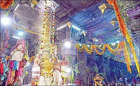 காளஹஸ்தி சிவன் கோயிலில் பிரம்மோற்சவ கொடியேற்றம் - திரளான பக்தர்கள் பங்கேற்பு