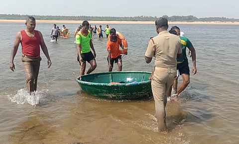 மாணவிகளின் உடலை மீட்கும் மீட்புப் பணி வீரர்கள்